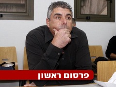 אזגי בבית הדין. בחוץ לחצי שנה (יוסי ציפקיס) (צילום: מערכת ONE)