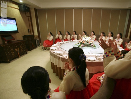 נשים בצפון קוריאה צופות בהקרנה ההיסטורית (רויטרס) (צילום: מערכת ONE)