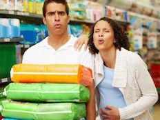 אישה בהריון מחזיקה את הבטן ליד גבר בחנות (צילום: GlobalStock, Istock)