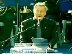 דן כנר בטקס הזיכרון לאסון הכרמל (וידאו WMV: חדשות 2)