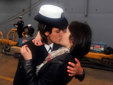 לסביות מתנשקות בחיל הים האמריקאי (צילום: חדשות 2)