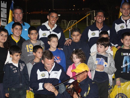שחקני מכבי ת&"א וניר לוין עם ילדי &"גדולים מהחיים&" (האתר הרשמי) (צילום: מערכת ONE)