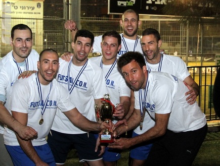 Futsal עם הגביע (איתי ישראל) (צילום: מערכת ONE)