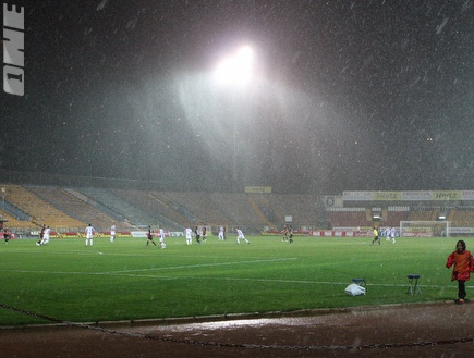הגשם היה המנצח של הערב בקרית אליעזר (עמית מצפה) (צילום: מערכת ONE)