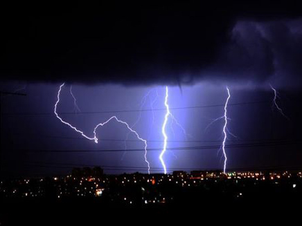 ברקים בשמי פרדס חנה, הלילה (צילום: עומרי רובין, גולש חדשות 2)