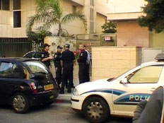 שוטרים בכניסה לבניין בזירת הרצח, ארכיון (צילום: חדשות 2)