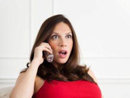 אישה בהריון מדברת בטלפון (צילום: istockphoto)