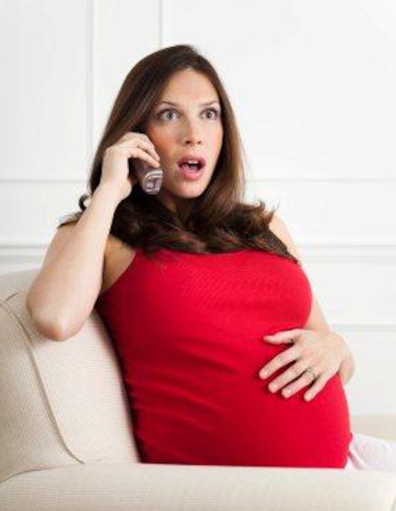אישה בהריון מדברת בטלפון (צילום: istockphoto)