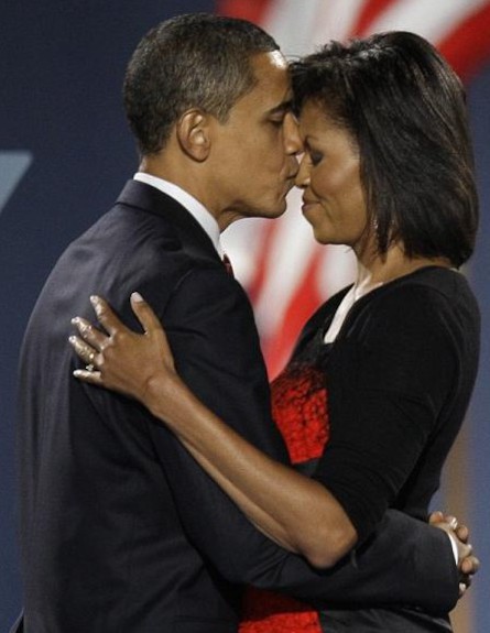 הנשיקה של ברק ומישל אובמה (צילום: צילום מסך מאתר makho-ndlovu.blogspot.com)