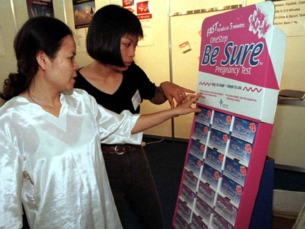 נשים ליד בדיקות היריון ביתיות. אמינות? (צילום: רוייטרס)