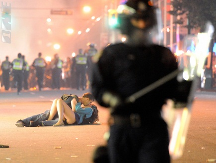 זוג  האוהבים במהומות לאחר משחק ההוקי (GettyImages) (צילום: מערכת ONE)