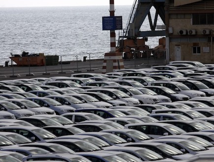 מכוניות בנמל (צילום: נעם וינד)