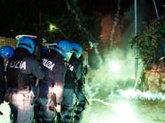 רומא: משטרת איטליה וזיקוקים לא חוקיים (צילום: רויטרס)