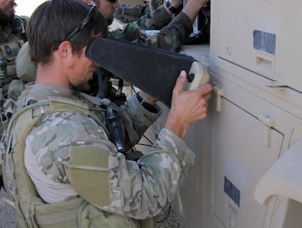 חזאי לוחם מטיס כטב"ם באפגניסטן (צילום: צבא ארצות הברית)