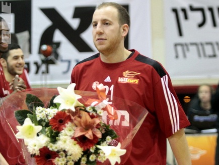 דן גרונפלד מקבל פרחים מקבוצתו לשעבר (איתי ישראל) (צילום: מערכת ONE)
