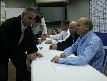 רמי דואני מחיך אחרי החתימה על ההסכם (דוד פליגל) (צילום: מערכת ONE)