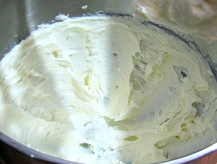 עוגת חלב מרוכז מקרימים חמאה וסוכר (צילום: דליה מאיר, קסמים מתוקים)