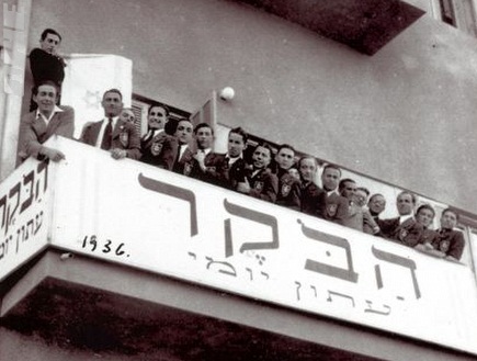 שחקני מכבי תל אביב, השנה מוזכרת בתמונה (צילום: מערכת ONE)