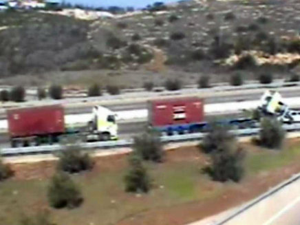 המשאיות שנתקעו בעלייה לירושלים (צילום: חדשות 2)