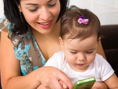 אמא וילדה משחקות באייפון (צילום: apomares, Istock)