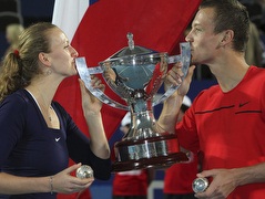תומאש ברדיך ופטרה קביטובה עם גביע הופמן (רויטרס) (צילום: מערכת ONE)