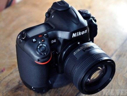 מצלמת D4 של חברת Nikon (צילום: The Verge)