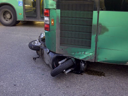 תאונת אופנוע ואוטובוס (צילום: חדשות 24)