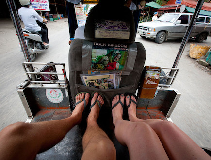 רגליים קודם - תאילנד (צילום: לקוח מאתר tomrobinsonphotography.com)