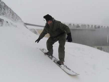חייל בשלג (צילום: במחנה)