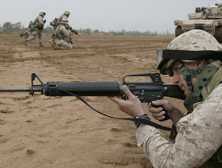 חייל יורה בנשק ארוך (צילום: צבא ארצות הברית)