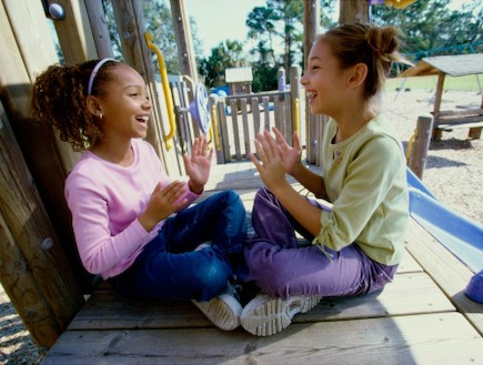 משחקי מחיאות כפיים - ילדות מוחאות כפיים בגן שעשועי (צילום: אימג'בנק / Thinkstock)