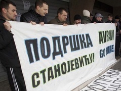 אוהדי פרטיזן מפגינים נגד גרנט (Blic Sport) (צילום: מערכת ONE)