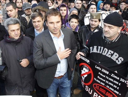 אלכסנדר סטנוייביץ´ עם האוהדים במסיבת העיתונאים המאולתרת (Blic Spor (צילום: מערכת ONE)