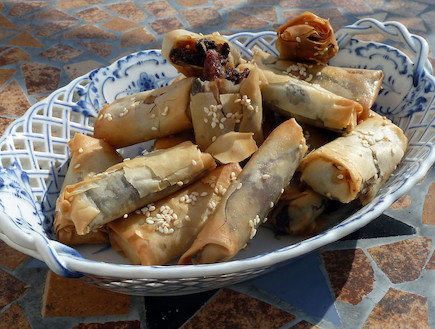 פינוקי פילו עם תמרים ופרג (צילום: עמנואל רוזנצוייג, mako אוכל)