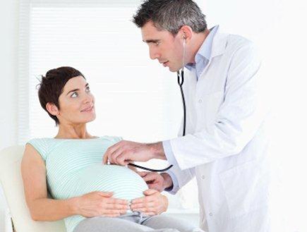 רופא בודק אישה בהריון (צילום: אימג'בנק / Thinkstock)