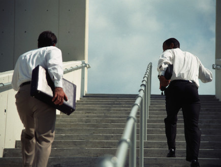 גברים עולים במדרגות (צילום: אימג'בנק / Thinkstock)