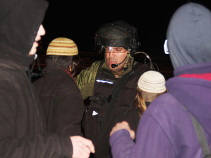 שוטר מול מתנחלים, הלילה במאחז (צילום: הלל מאיר, סוכנות תצפית)