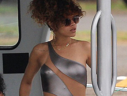 ריהאנה בבגד ים שלם