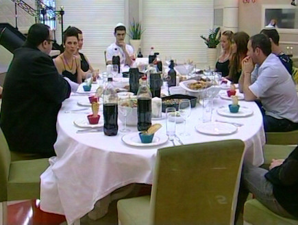 הדיירים יושבים לאכול ארוחת ערב (תמונת AVI: mako)