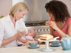 חברה מסתכלת על אמא מאכילה את תינוקה בבקבוק (צילום: אימג'בנק / Thinkstock)