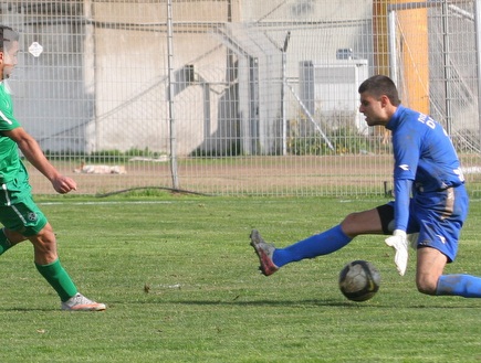 גוזלן עט על המציאה ומכניע את אנטמן (עמית מצפה) (צילום: מערכת ONE)