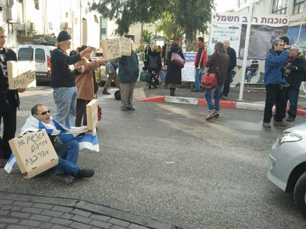 מפגינים מחוץ לתחנת הרכבת בנהריה (צילום: פוראת נסאר)