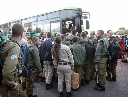 חיילים רכבת (צילום: עודד קרני)