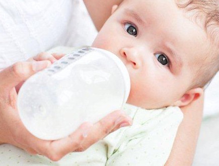 תינוק אוכל מבקבוק (צילום: אימג'בנק / Thinkstock)