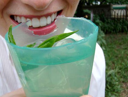 כוסות אכילות ידידותיות לסביבה (צילום: gradientmagazine.com)