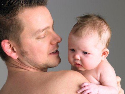 אבא מחזיק תינוק ומסתכל עליו (צילום: אימג'בנק / Thinkstock)