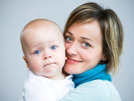 אמא תכולת עיניים מחזיקה תינוק תכול עיניים (צילום: אימג'בנק / Thinkstock)