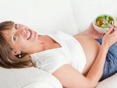 אישה בהריון עם קערת סלט (צילום: אימג'בנק / Thinkstock)