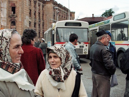 אזרחים בורחים מווישגראד בזמן המלחמה (רויטרס) (צילום: מערכת ONE)