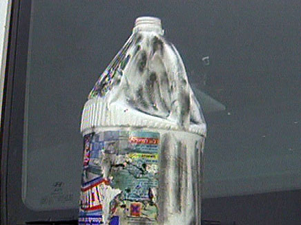 בקבוק אקונומיקה ברכב של נטלי (צילום: חדשות 2)